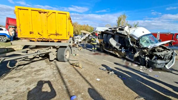 Accident mortal pe DN 7, la Buftea. Două persoane au murit, iar alte 18 au fost transportate la spital după impactul dintre un microbuz și o autobasculantă