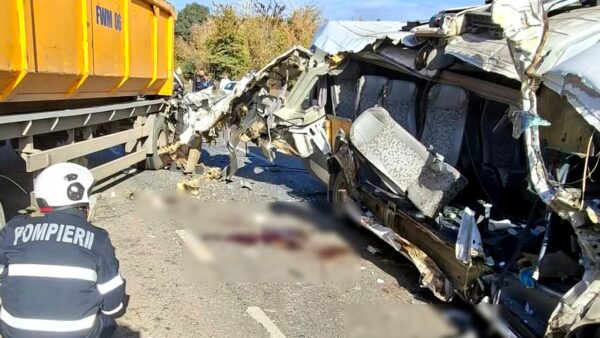 Accident mortal pe DN 7, la Buftea. Două persoane au murit, iar alte 18 au fost transportate la spital după impactul dintre un microbuz și o autobasculantă