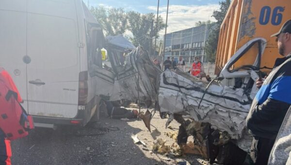 Accident mortal pe DN 7, la Buftea. Două persoane au murit, iar alte 18 au fost transportate la spital după impactul dintre un microbuz și o autobasculantă